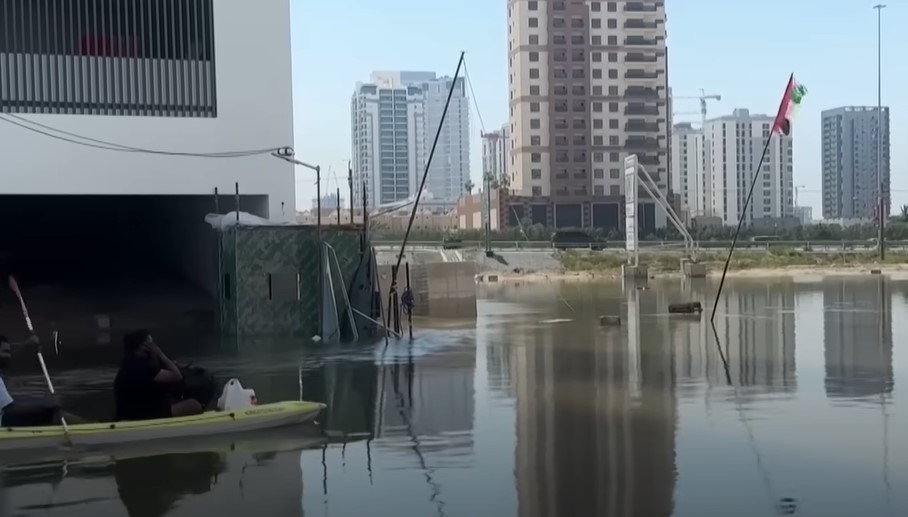 (VIDEO) SITUACIJA U DUBAIJU ALARMANTNA Kiša pada od noćas, uveli škole na daljinu