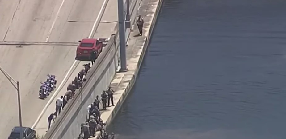 (VIDEO) FILMSKA SCENA Ukrala auto pa jurcala auto-putem na kraju skočila u jezero