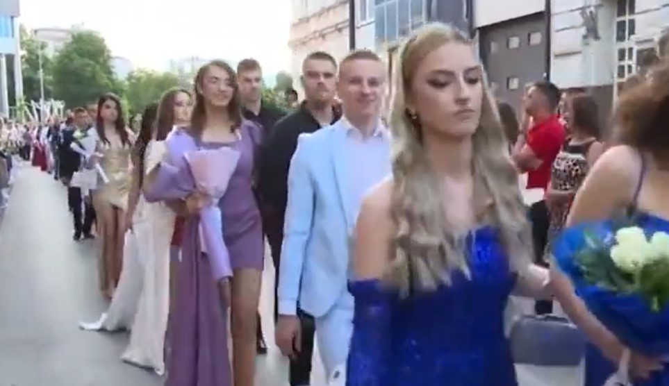 (VIDEO) KREATIVNOST UČENIKA IZ BIJELJINE NADMAŠILA SVE Na maturu došao u nesvakidašnjoj kombinaciji, pa postao hit na internetu