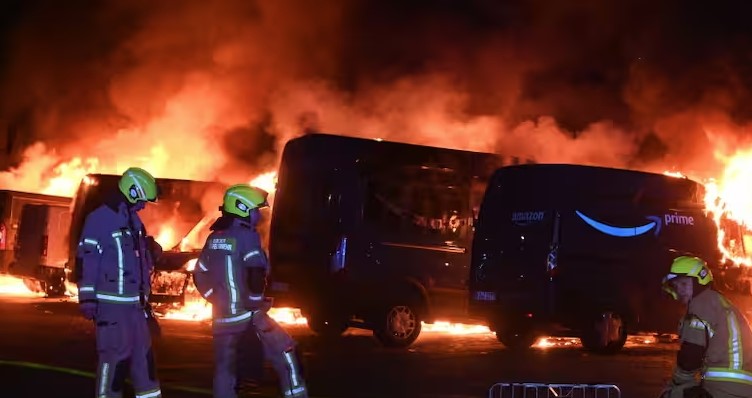 HAOS U NJEMAČKOJ ZBOG PRAZNIKA RADA Zapaljeno 16 vozila "Amazona"