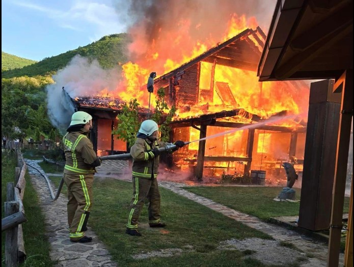 (FOTO/VIDEO) DRAMA ITALIJANA U RIBNIKU Izbjegli požar u zadnji čas, ostali bez stvari i dokumenata