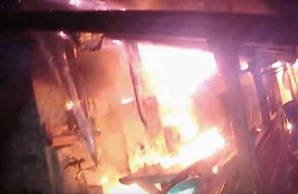 (VIDEO) DRAMA U PRIJEDORU Vatrogasci gasili požar na vikendici