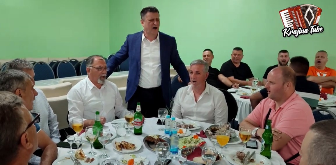 (VIDEO) DOKTOR ZAPJEVAO "NA SUVO" Đajić izdominirao pjesmom "Aoj moja mala iz Kokora", Krajišnici pali u drugi plan