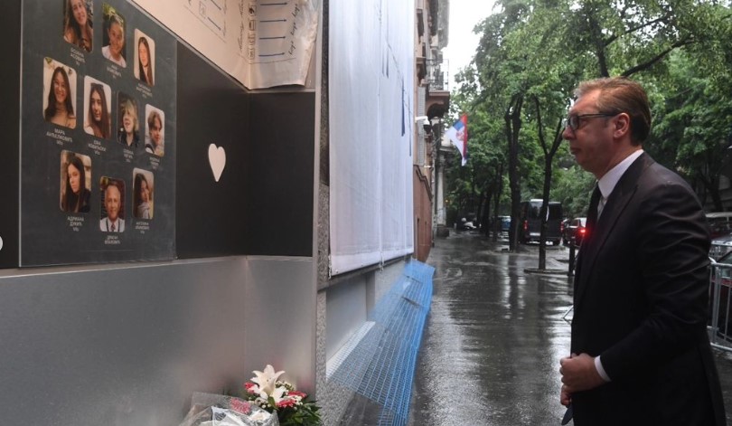 (FOTO) "NEIZBRISIV OŽILJAK NA DUŠI CIJELE ZEMLJE" Vučić položio cvijeće u školi "Vladislav Ribnikar"