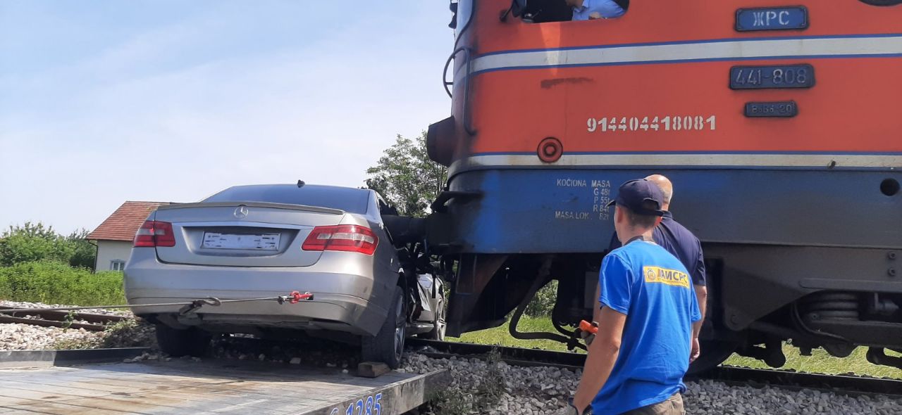 JOŠ JEDNA NEZGODA NA PRUŽNOM PRELAZU Lokomotiva naletjela na vozilo