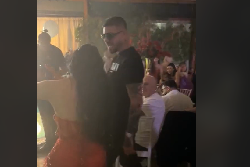 (FOTO) “BAR SE JAVI NA TELEFON KAD TE ZOVEM” MC Stojan sa djevojkama na plaži: Zorana Mićanović objavila snimak, pa poručila ovo