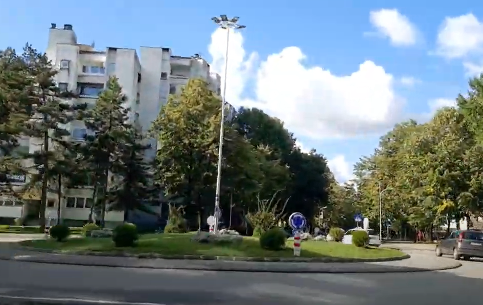 "POKUPIO" GA NA ZEBRI Autom udario pješaka na kružnom toku u Banjaluci