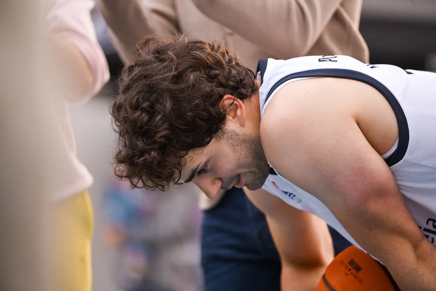 (FOTO) ZAVRŠIO SE HUMANI PODVIG ALEKSE KRESOJEVIĆA Šutirao na koš 24 sata za Sergeja Stupara