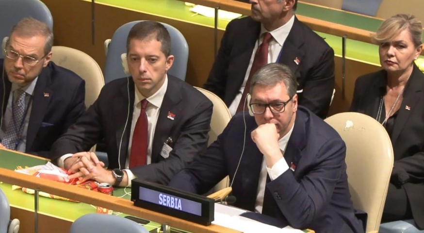 ISTORIJSKI GOVOR VUČIĆA U NJUJORKU! Predsjednik Srbije postavio tri pitanja Generalnoj skupštini, pa donio poklon za predsjedavajućeg: Ima jedna mala zemlja sa Balkana koja se ne plaši