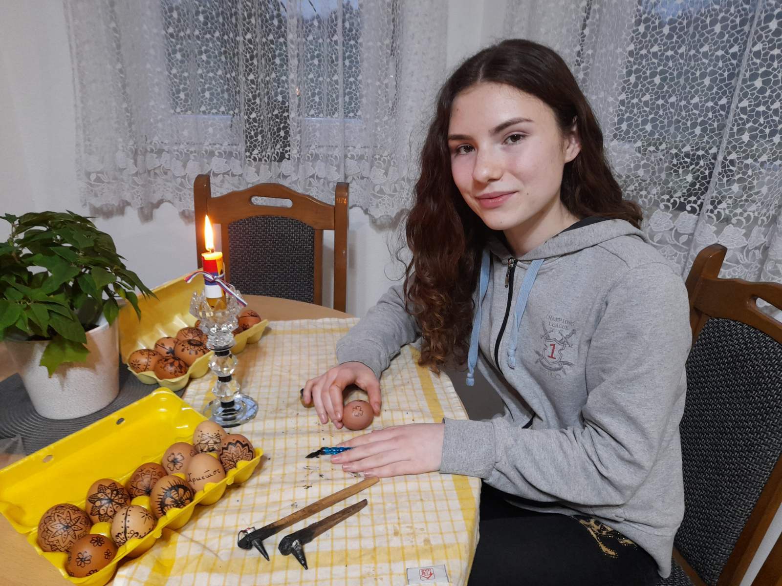 (FOTO/VIDEO) PRADJEDOVA PISALJKA ČUVAR TRADICIJE! Porodica Tadić njeguje starinsku tehniku farbanja jaja: Nevjerovatne šare Ane (16) ostaviće vas bez daha