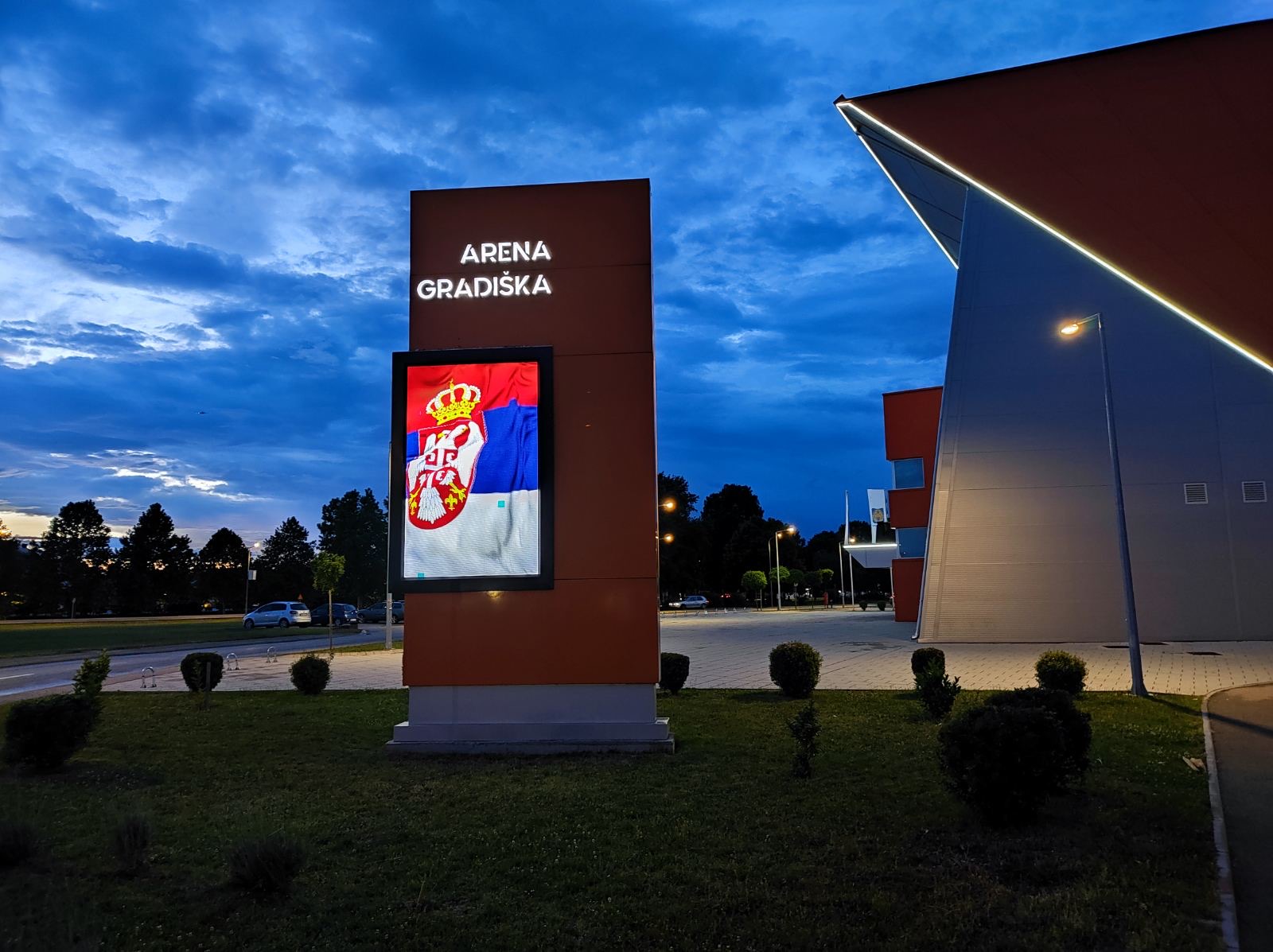 (FOTO) "NAŠA ISTORIJA, NAŠA ČAST" Gradiška osvijetljena u bojama zastave Srpske