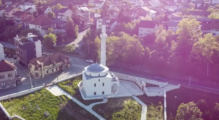 (VIDEO) RIJEKE VJERNIKA PRISTIŽU IZ SVIH DIJELOVA BiH Otvara se džamija Arnaudija u Banjaluci