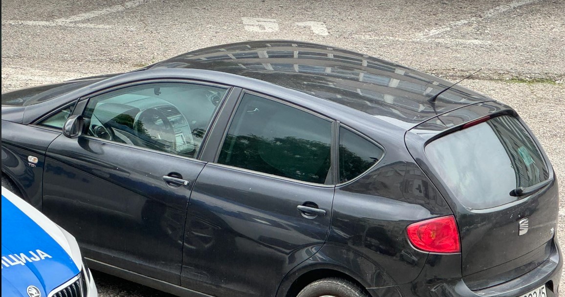 (FOTO) OBIJEN AUTO KORIŠTEN U MILIONSKOJ PLJAČKI? Crni "Seat" završio na parkingu, očevici svjedočili nesvakidašnjoj sceni