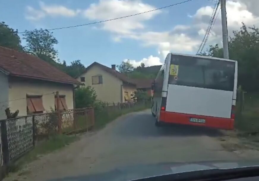 NEZGODA U DEBELJACIMA Autobus sletio u kanal, putnici nastavili pješke