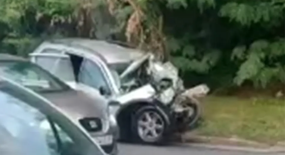 (VIDEO) JEZIV SNIMAK SA LICA MJESTA Direktan sudar autobusa i auta, vozilo potpuno zgužvano