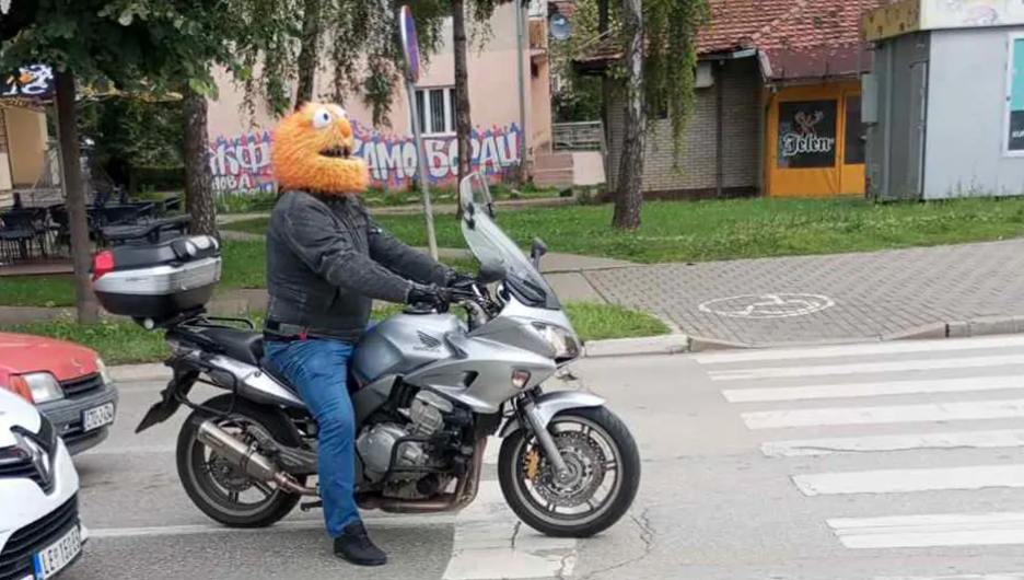 (FOTO) SVI GLEDAJU U NJEGA Bajker kacigom oduševio Banjalučane
