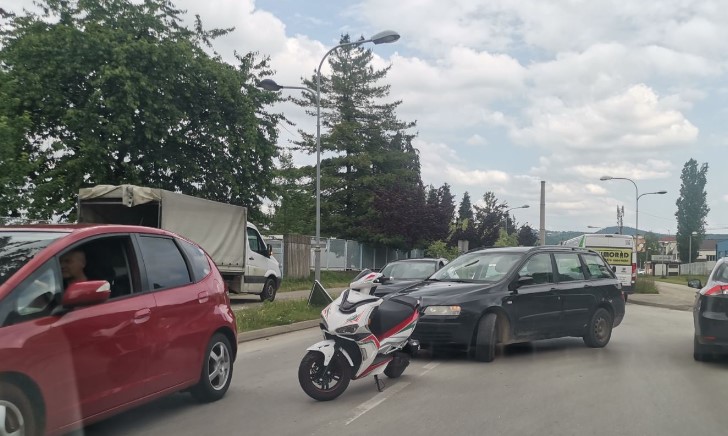(FOTO) SUDAR KOD STUDENTSKOG KAMPUSA Upozorenje za vozače: Udes motocikla i "fiata"