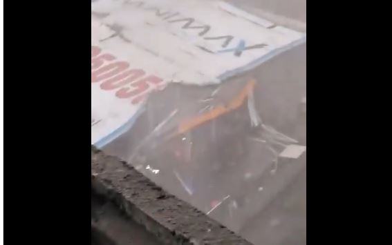 (VIDEO) STRAVIČNA NESREĆA NA BENZINSKOJ PUMPI U padu bilborda poginulo više od 8 osoba