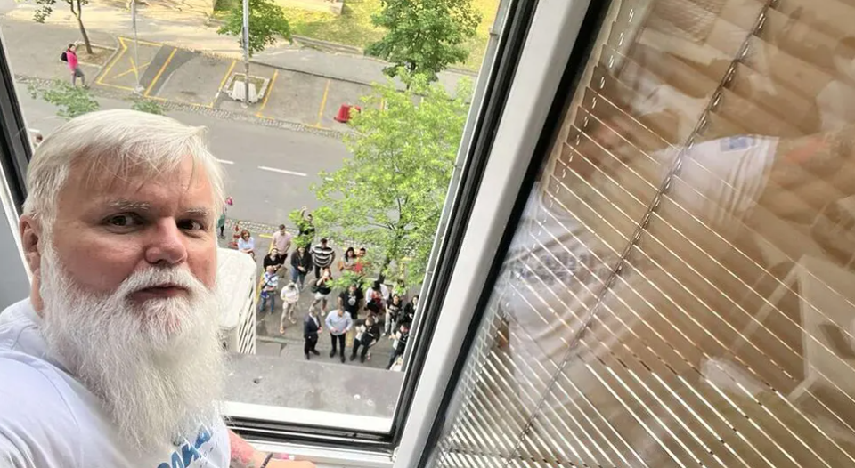 "BILO MI JE PUNO SRCE" Srceparajuća scena ispred Insituta za onkologiju: 30 ljudi pjevalo taksisti oboljelom od raka