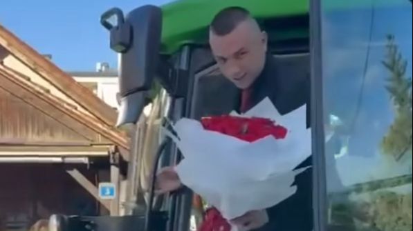 (VIDEO) VEOMA INOVATIVNO Maturant iz Brčkog privukao pažnju: Traktorom došao na maturu