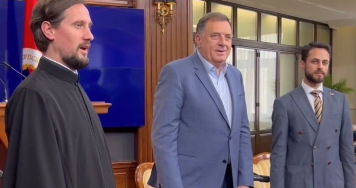 (FOTO/VIDEO) OTPJEVALI MU "MNOGAJA LJETA" Dodik ugostio učenike Srpske pravoslavne bogoslovije