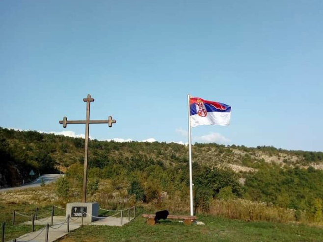 "NAŠ NAROD SE KROZ ISTORIJU UVIJEK JUNAČKI BORIO ZA SLOBODU I ISTINU" Srpska trobojka na ulazu u Drvar u znak podrške Dodiku i Vučiću