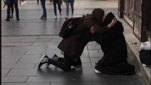 FOTOGRAFIJA KOJA VRAĆA VJERU U LJUDE Djevojka usred Beograda kleknula pored žene koja prosi, pa rasplakala prolaznike