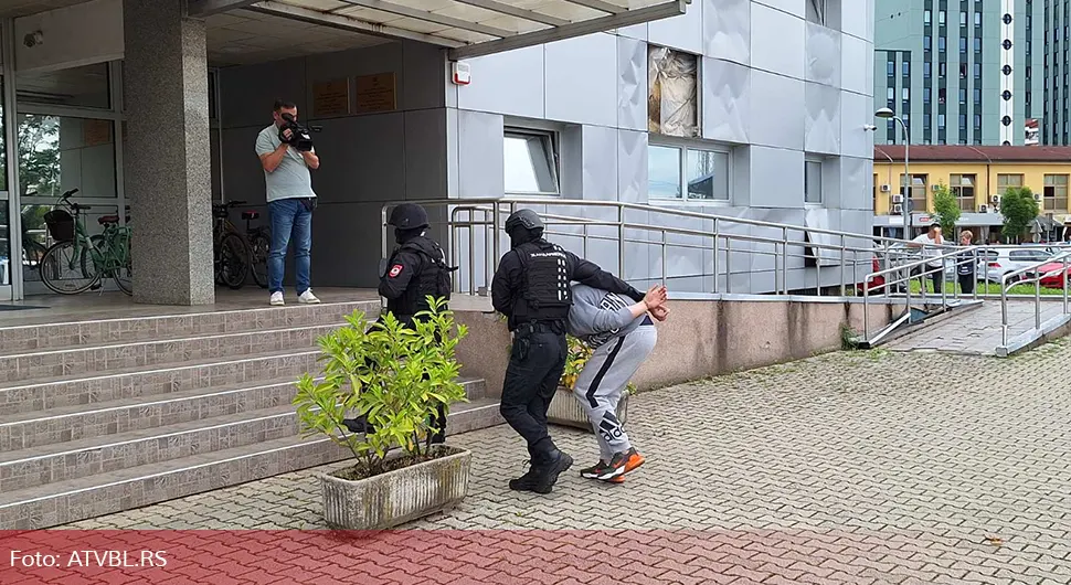 UHAPŠENI ZBOG TRGOVINE DROGOM Predložen pritvor za 16 osoba uhapšenih u akciji ''Еskadron''
