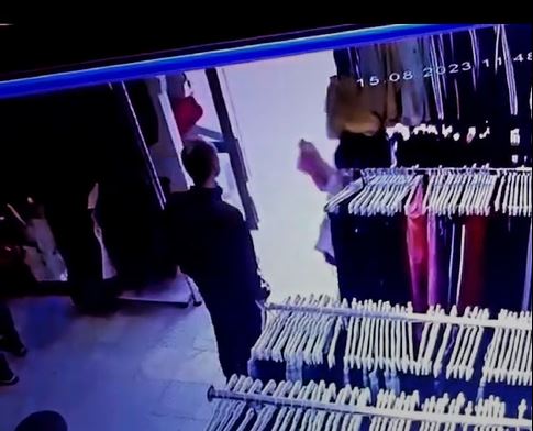 (FOTO/VIDEO) "UPOZORENJE! DJEVOJKA I MOMAK RADE U TANDEMU" Krađa u sportskoj radnji u Banjaluci, objavljen snimak