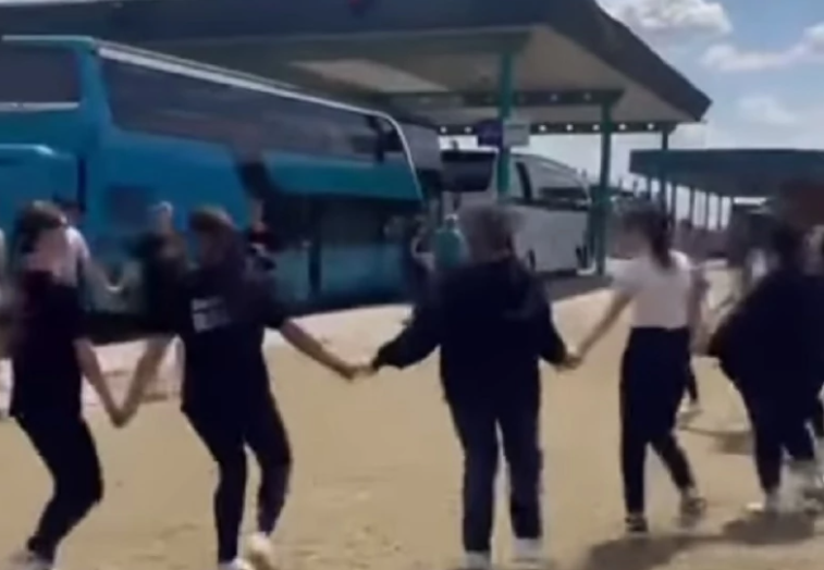 (VIDEO) UHVATILI SE ZA RUKE I ZAIGRALI KOLO Folkloraši sa KiM napravili spektakl na graničnom prelazu