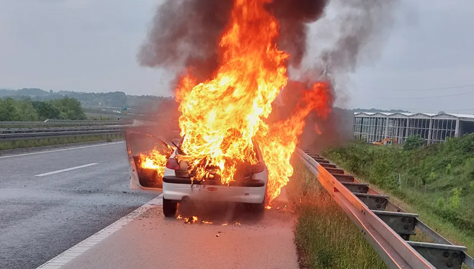 PLAMEN NA AUTOPUTU "9. JANUAR" Izgorio automobil kod Prnjavora: Poznat uzrok nezgode