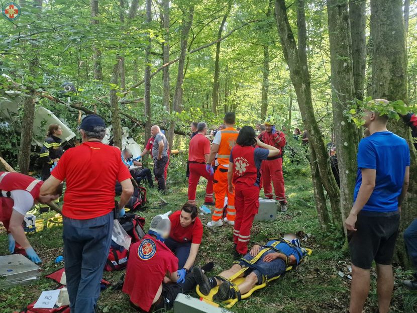 (FOTO) PRVE FOTOGRAFIJE SA MJESTA AVIONSKE NESREĆE KOD ZAGREBA Tijelo nastadale osobe još uvek nije izvučeno