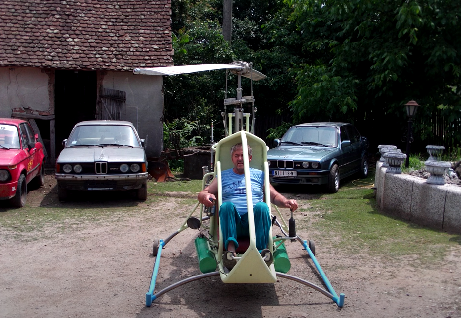 (VIDEO) AUTOLIMAR NAPRAVIO HELIKOPTER Ljubiša (72) iz sela Skorica usavršava mezimca, ali pilotiranje prepušta mlađima
