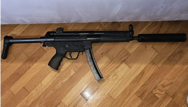 DRAMA U UGLJEVIKU Policija RS upala u stan, pronašli hekler sa prigušivačem