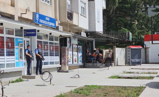 (VIDEO) NA SJEVERU NIŠTA NOVO, NASTAVLJA SE TEROR KURTIJEVIH SPECIJALACA Policija tzv. Kosova sa puškama upali u ekspoziture Poštanske štedionice na sjeveru KiM