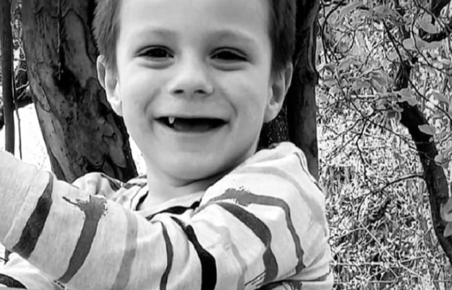 "NIŠTA TE VIŠE NEĆE BOLJETI, MILI MOJ ANĐELE" Preminuo Kosta (5) za kog se borila cijela Srbija, riječi majke slamaju dušu