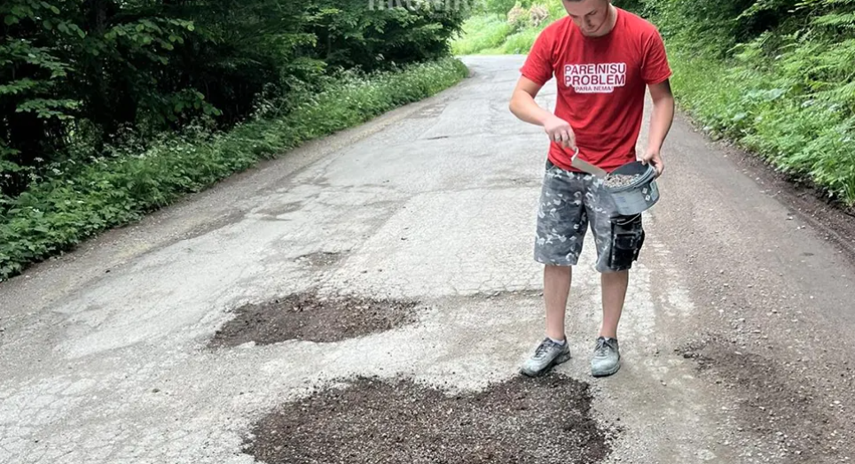 UZELI STVAR U SVOJE RUKE Umorni od praznih obećanja: Mladići sanirali rupe na lokalnom putu u BiH