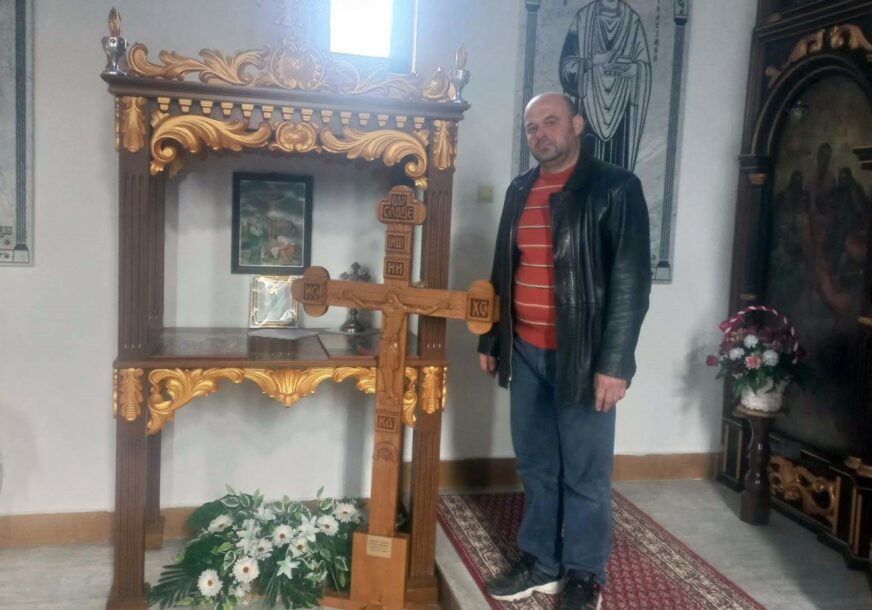 SVAKI DIO JE ZAPOČET I ZAVRŠEN MOLITVOM Ljekar iz Kostajnice izradio krst od stare vodenice: Osveštao ga u Jerusalimu