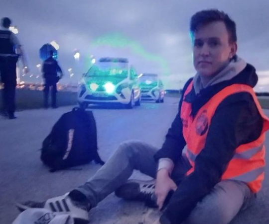 (FOTO/VIDEO) DRAMA U MINHENU Klimatski aktivisti paralizovali aerodrom: Otkazano oko 60 letova, osam osoba uhapšeno