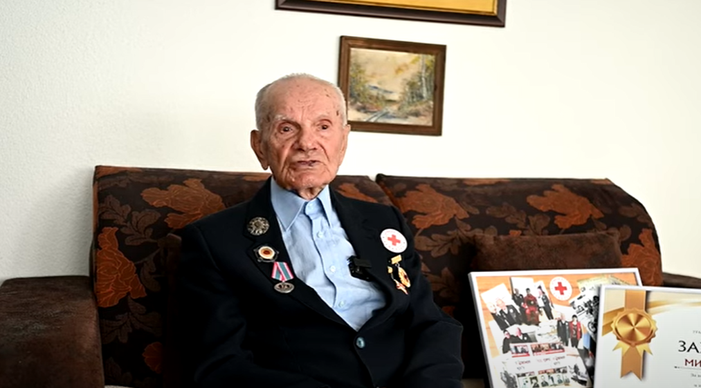 (FOTO) APLAUZ ZA MITRA MEDOVIĆA! On je najstariji volonter Crvenog krsta, a deset ljudi spasio je od sigurne smrti