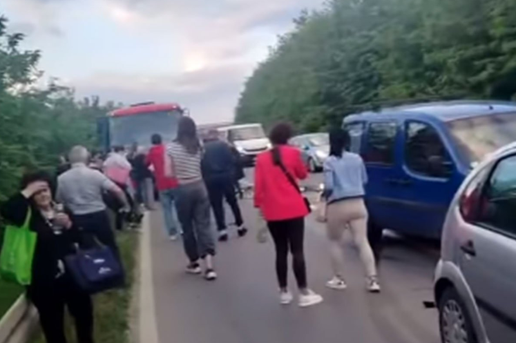 (VIDEO) DETALJI JEZIVE NESREĆE U SRBIJI Sudar auta i autobusa: Poginula jedna osoba, 30 povrijeđeno