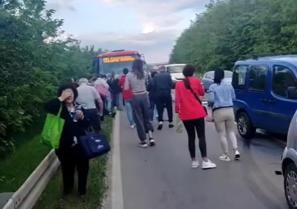 NAJNOVIJI DETALJI STRAVIČNE NESREĆE U SRBIJI Automobil prešao u suprotnu traku: Jedno lice poginulo, oko 30 povrijeđeno