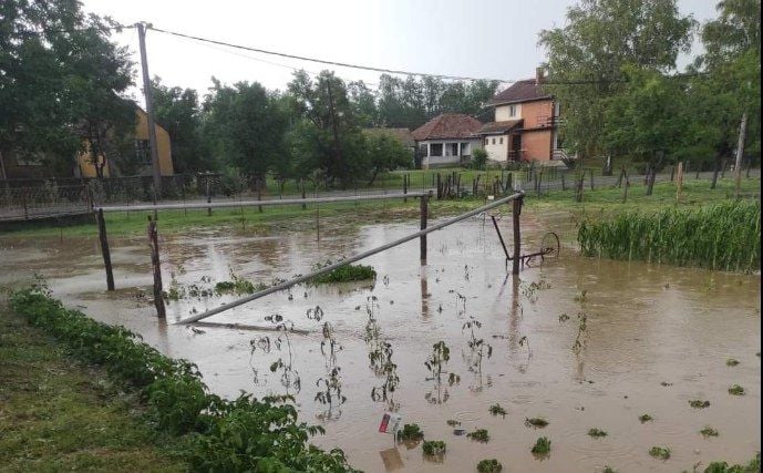 (FOTO) PRIČINJENA ZNAČAJNA ŠTETA Pogledajte fotografije jučerašnjeg nevremena u BiH