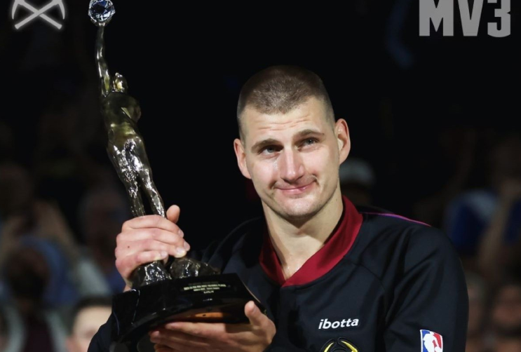 NAJKORISNIJI IGRAČ NBA LIGE Jokić podigao trofej "Majkl Džordan"