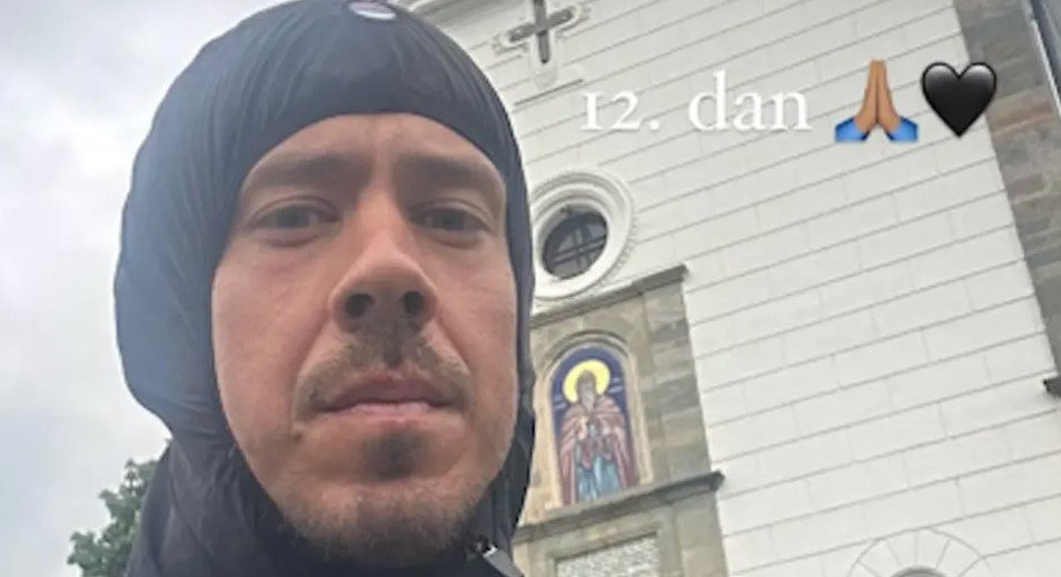 PODIJELIO TEŠKE RIJEČI NA VELIKI PETAK Pjevač na putu humanostu: Nikola Rokvić pješači 12. dan