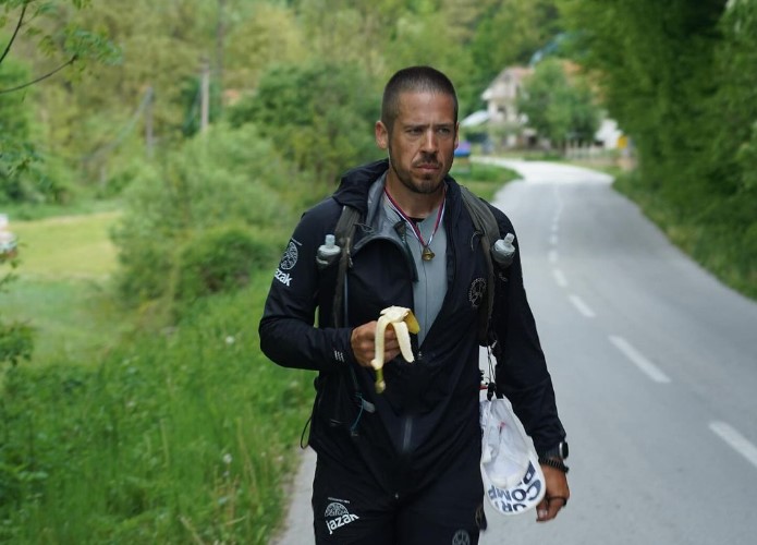 (FOTO) POSEBAN POKLON URUČEN PJEVAČU Nikola Rokvić od sestrinstva manastira dobio nešto neprocjenjivo