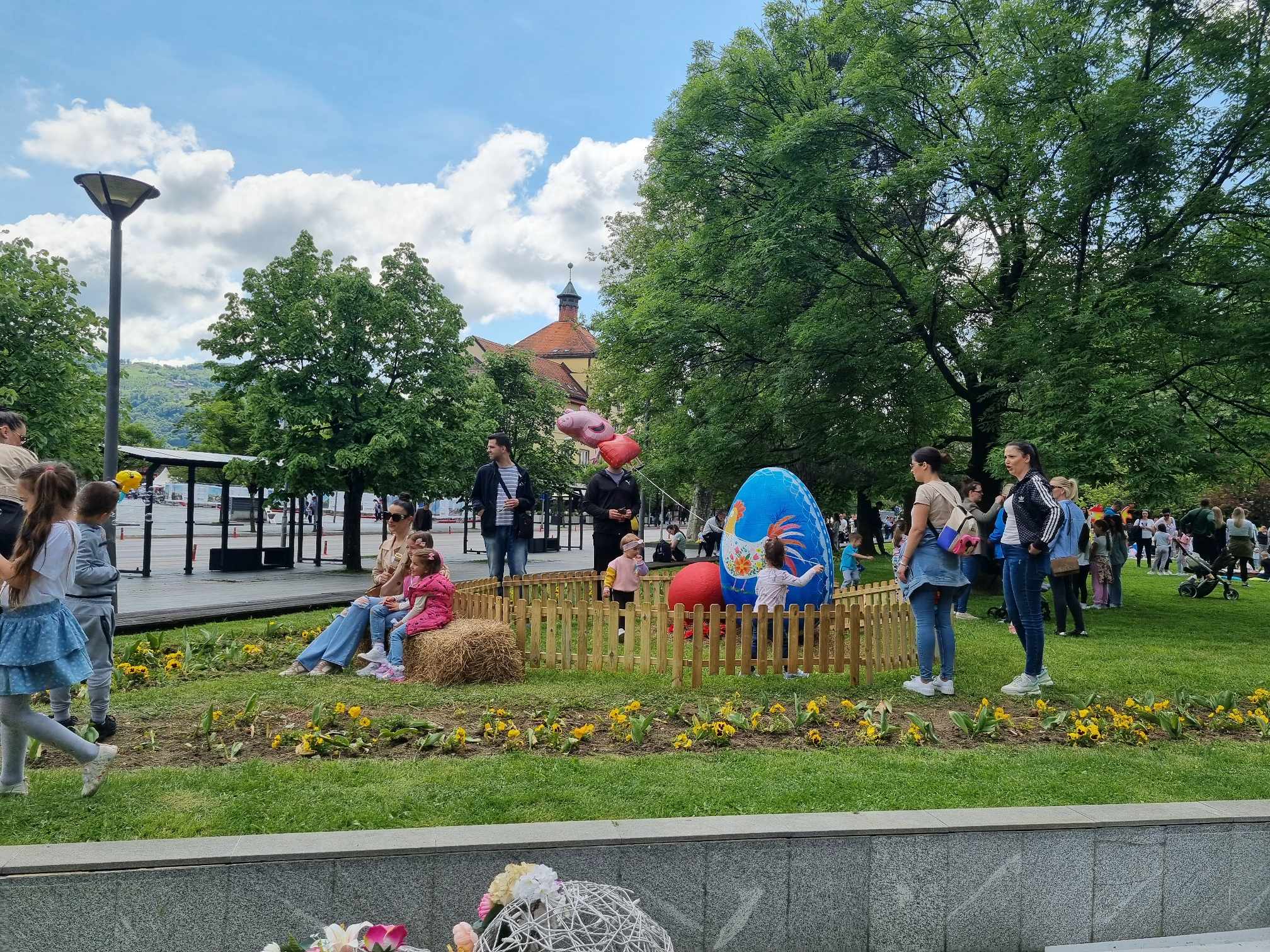 (FOTO/VIDEO) PRELIJEPI PRIZORI U BANJALUCI Grad na Vrbasu u prazničnom duhu: Održano tradicionalno bojenje jaja i "Vaskršnji piknik"