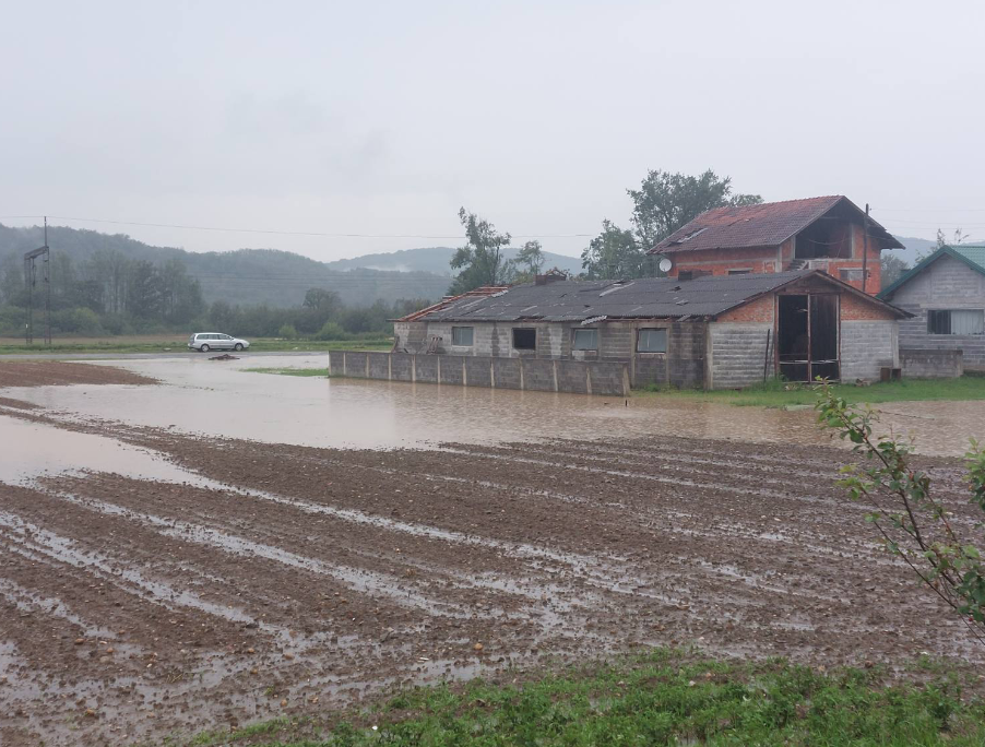 (FOTO) "BUJICE SU ZAPLAVILE USJEVE" U popodnevnim časovima jako nevrijeme pogodilo Novi Grad