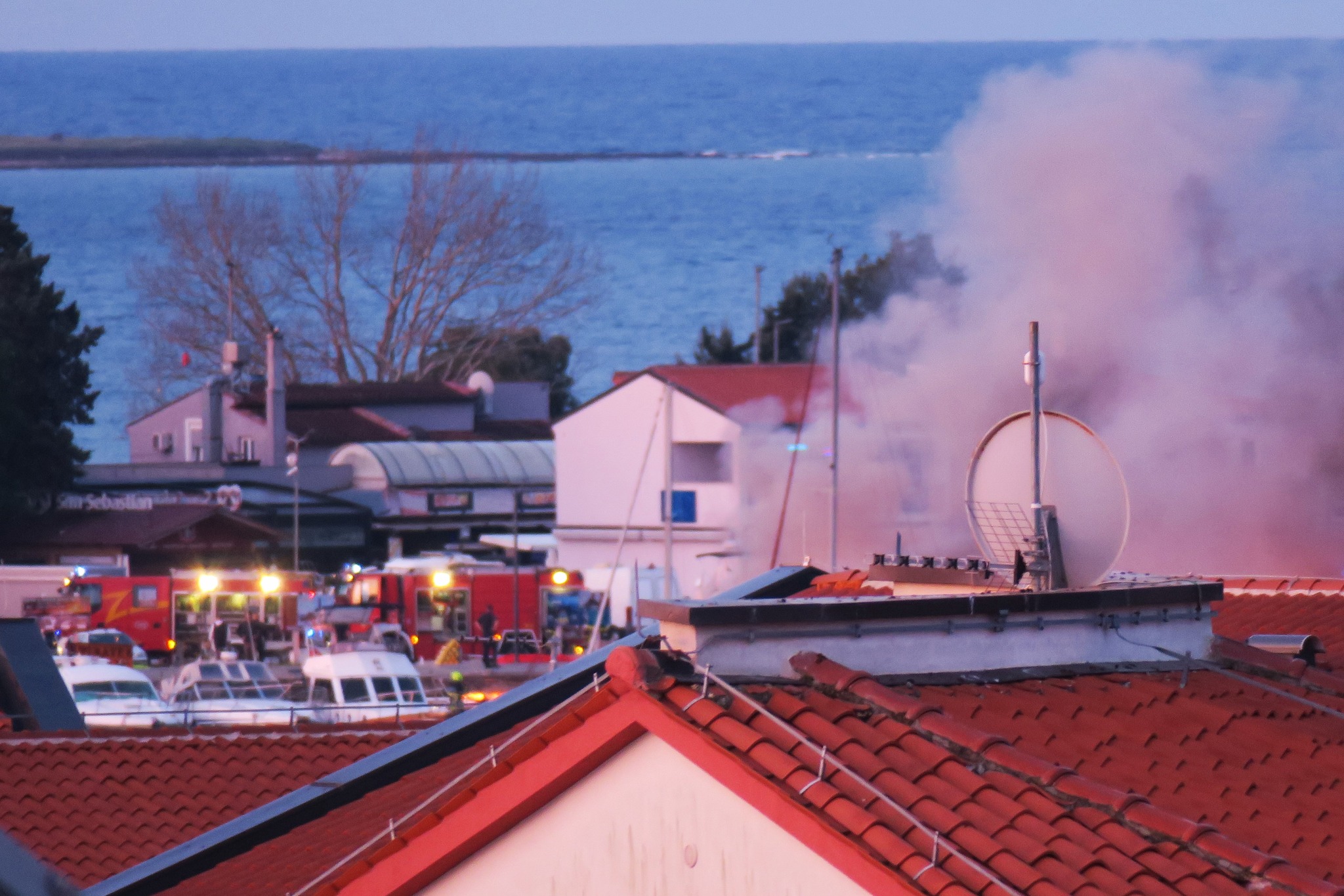 (FOTO) GORI ISTRA Planulo 15 plovila, mnogobrojni vatrogasci na terenu