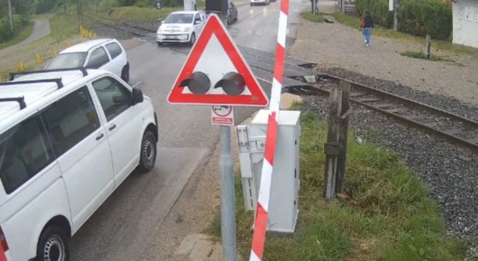 (VIDEO) VOZAČI, OPREZ! Ponovo polomljen polubranik u Zalužanima